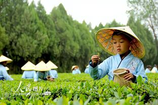 马奎尔到家乡谢菲尔德的儿童医院探望儿童病人，送上圣诞礼物